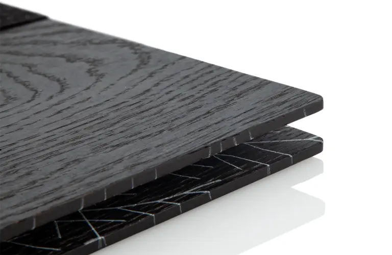 Schwarze Speisekarte aus Holz mit Klemmrücken