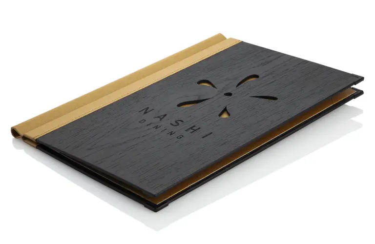 Speisekarte aus Holz in schwarz mit Logo-Cutout