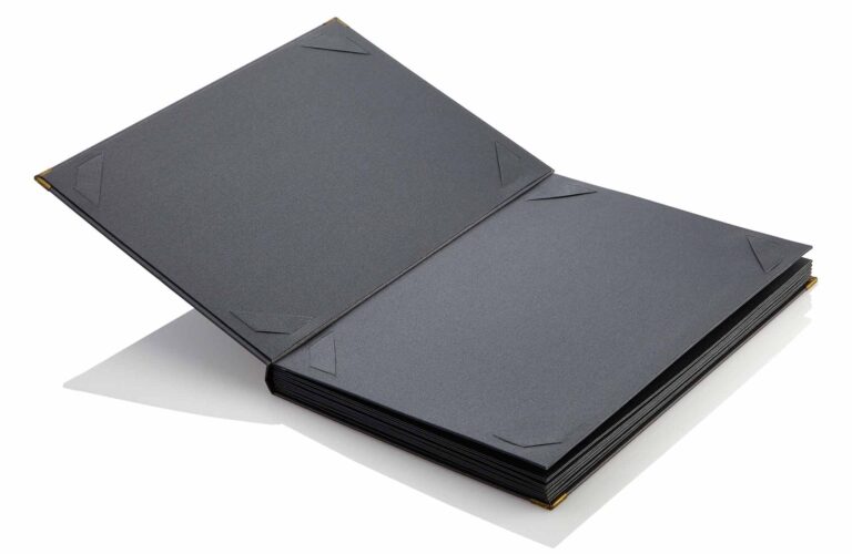 Schwarze Speisekarte mit Buchbindung von Gastrotopcard