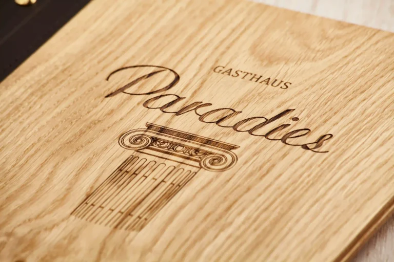 Speisekarte aus Holz mit branding