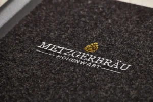 Speisekarte mit Stick auf Loden