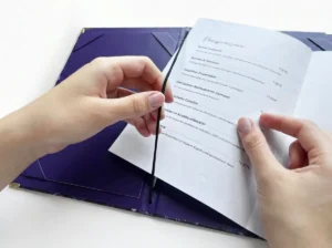 Speisekarten mit Kordelsystem zum Menü einspannen bei Gastrotopcard kaufen