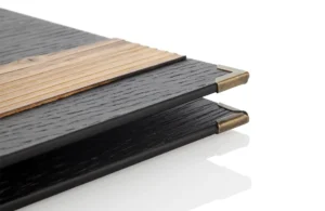 Holzspeisekarte mit Altholzstreifen