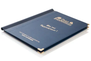 Speisekarten und Menümappen mit goldener Logoveredelung bei Gastrotopcard kaufen