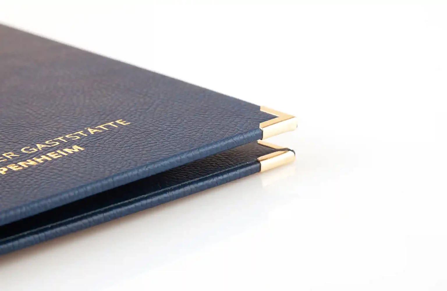 Speisekarte mit goldenen Ecken und aus blauem Leder bei Gastrotopcard kaufen
