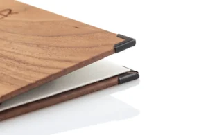 Rechnungsmappen aus Holz mit individuerllem Logo und Schutzecken bei Gastrotopcard kaufen