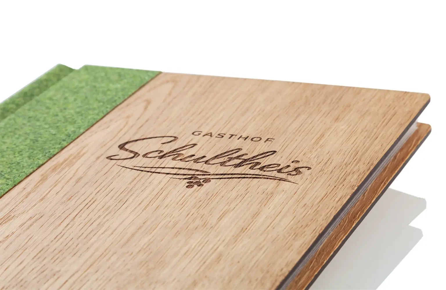 Speisekarte mit Logoveredelung aus Holz bei Gastrotopcard kaufen