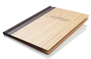 Speisekarte aus Holz mit Logoveredelung bei Gastrotopcard kaufen