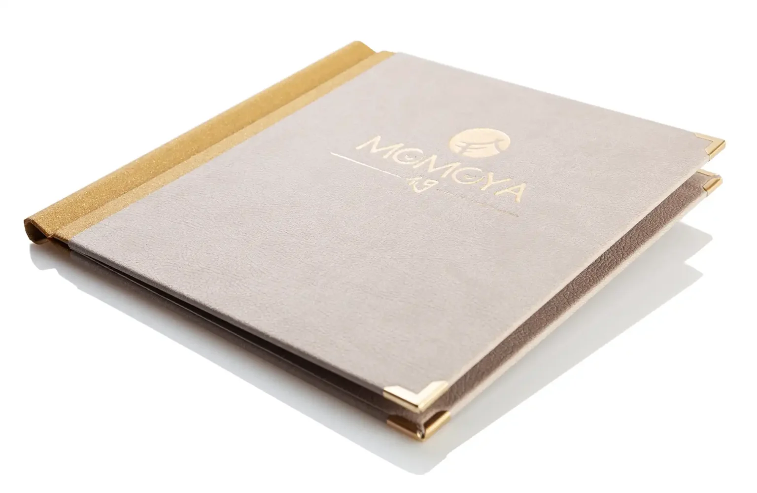 Speisekarten aus Leder in beige mit goldenem Logo bei Gastrotopcard kaufen