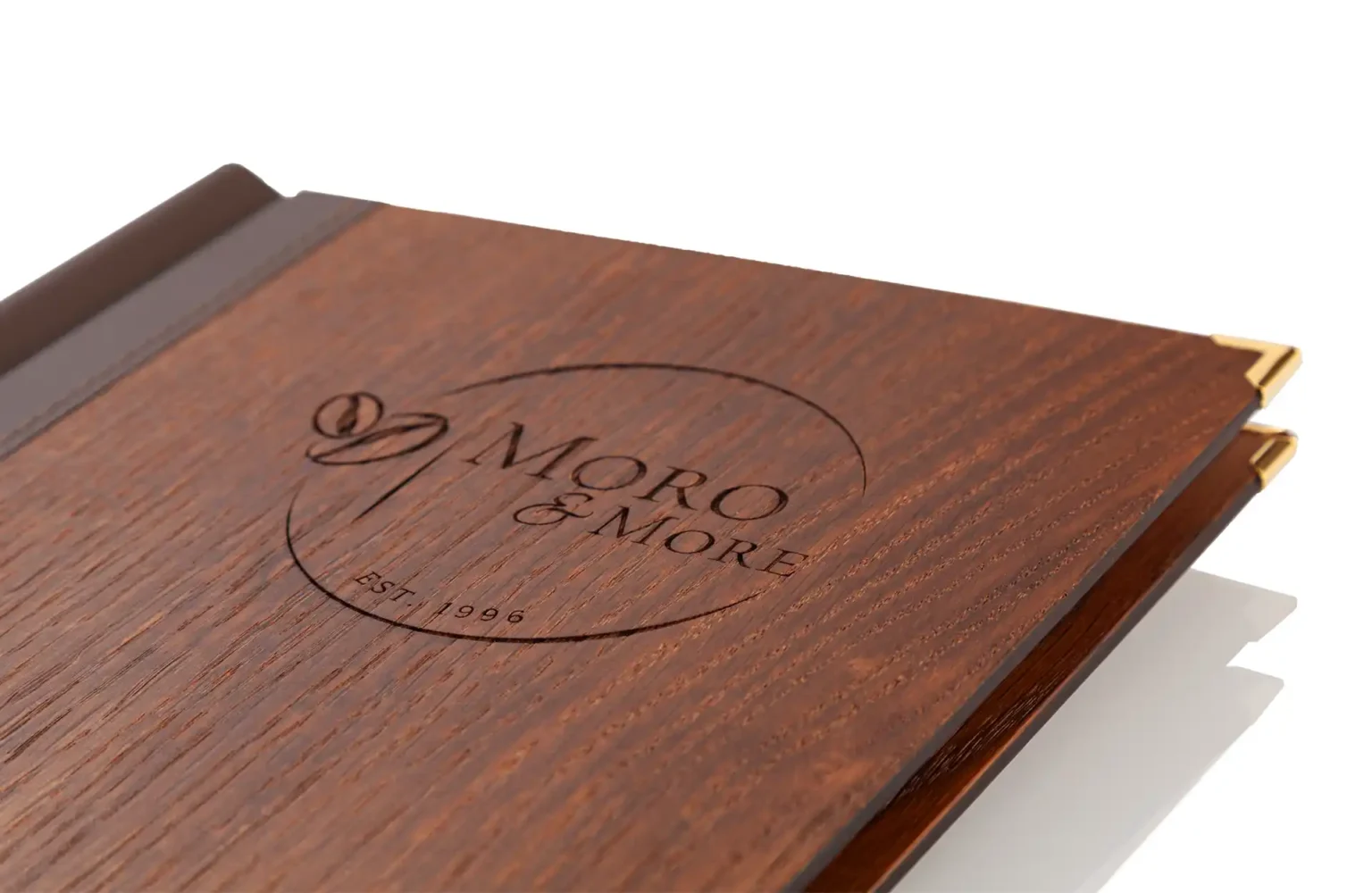 Speisekarte aus Holz in quadratischem Format mit Logoveredelung bei Gastrotopcard kaufen