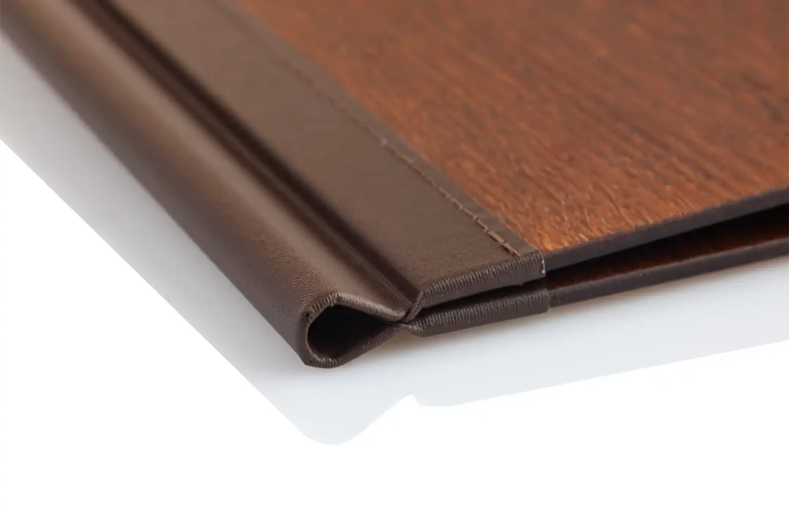 Speisekarte aus Holz mit flexiblem Klemmrücken bei Gastrotopcard kaufen