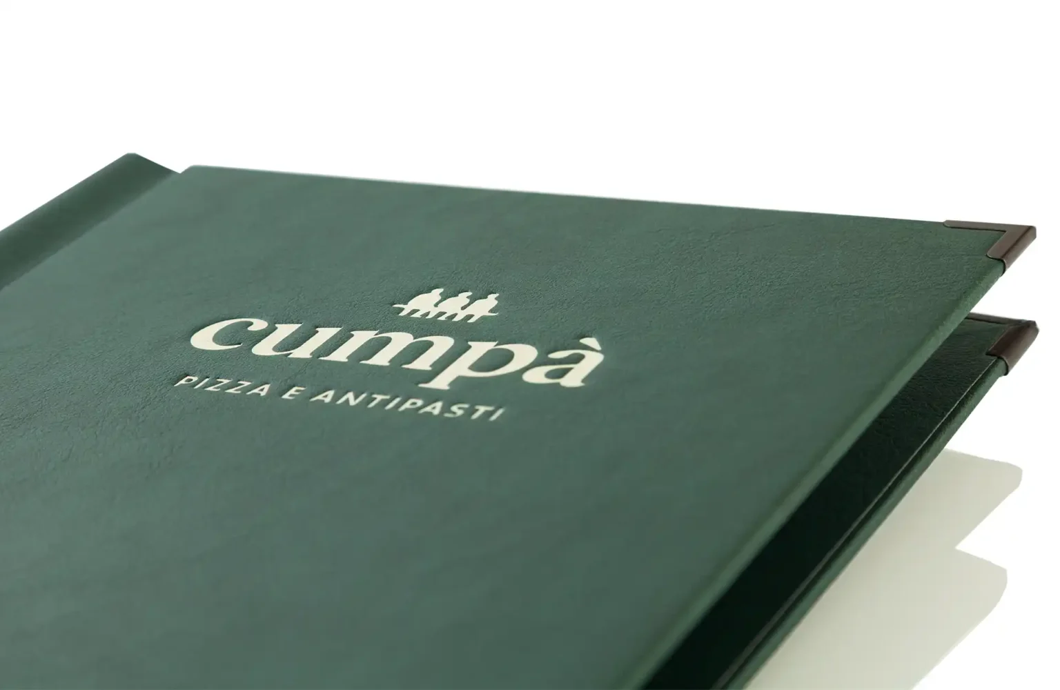 Speisekarte aus grünem Leder mit eigenem Schriftzug bei Gastrotopcard kaufen