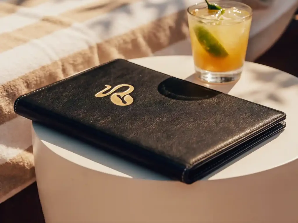 Speisekarten mit individuellem Logo in gold bei Gastrotopcard kaufen
