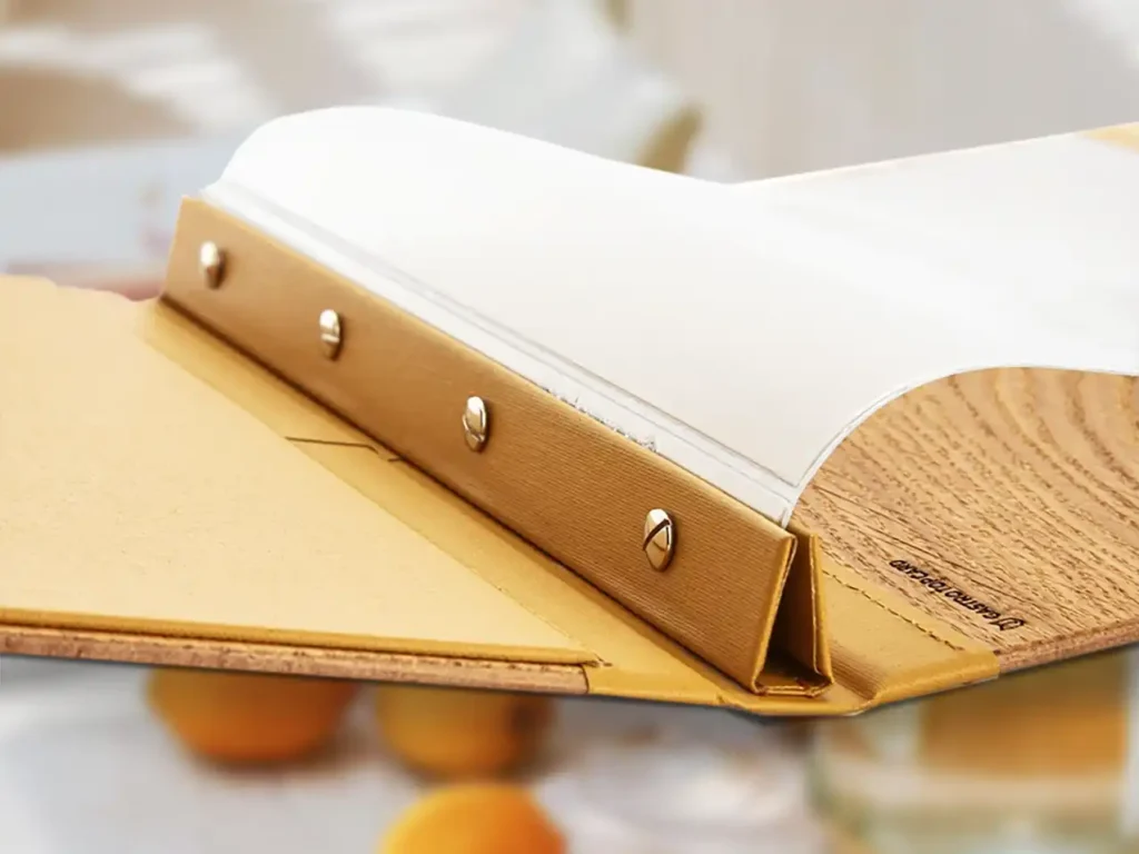 Speisekarten mit Schrauben Detail bei Gastrotopcard kaufen