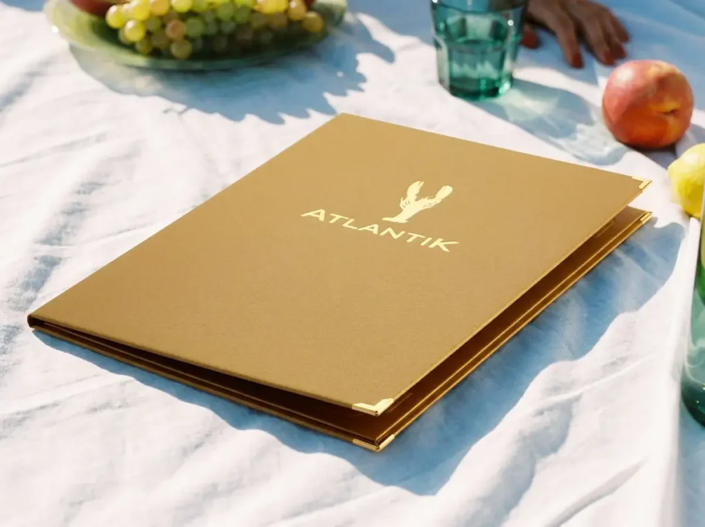 Speisekarten mit goldenem Logo bei Gastrotopcard kaufen