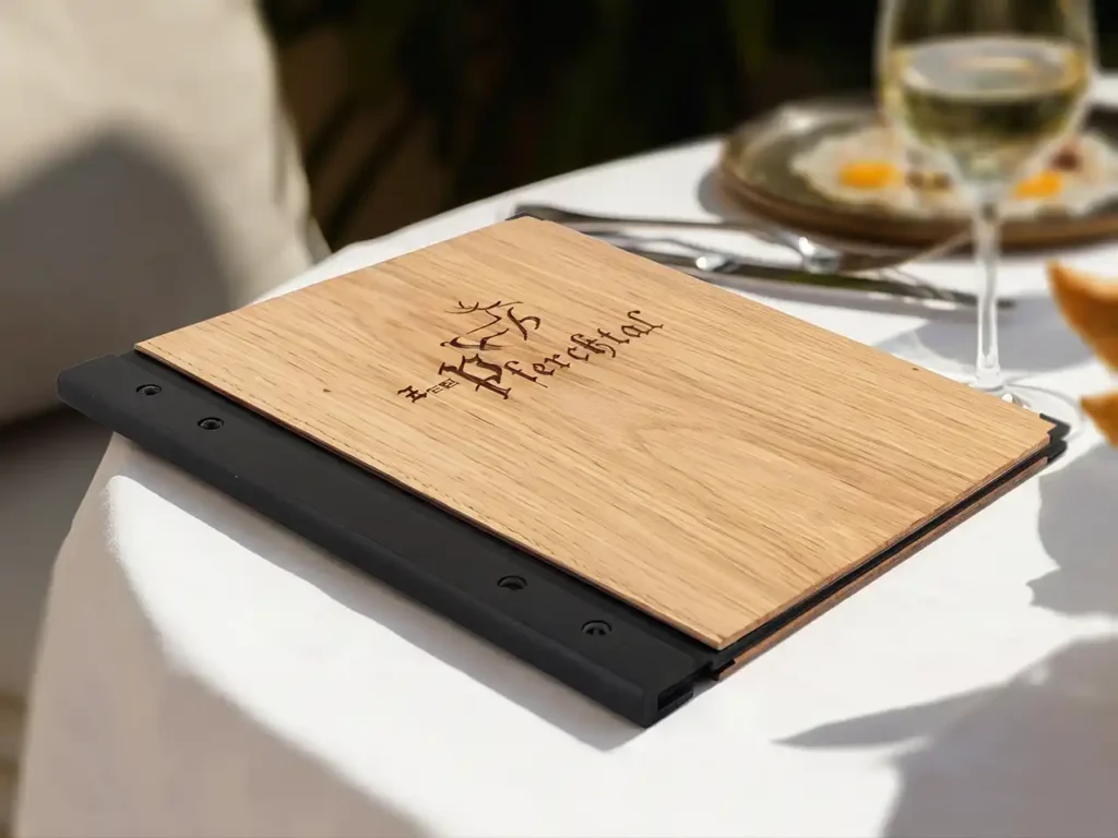 Speisekarten mit schwarzen Rücken aus Holz bei Gastrotopcard kaufen
