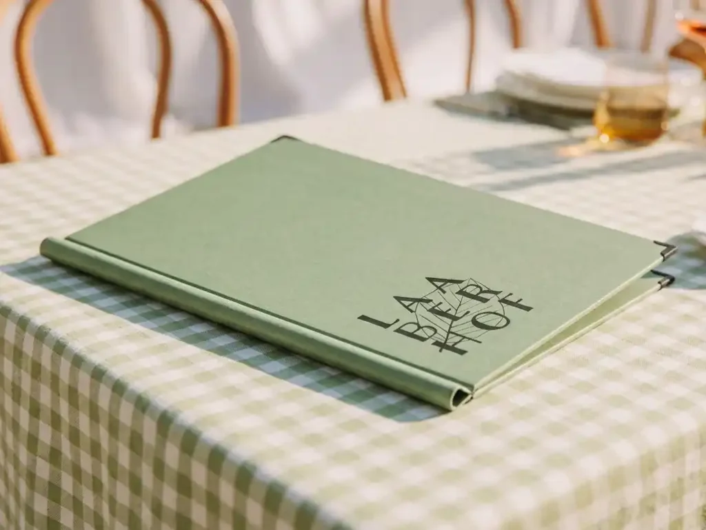 Speisekarten aus Buchbinderleinen in grün mit eigenem Logo bei Gastrotopcard kaufen