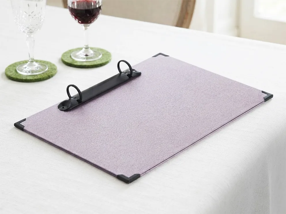 Menuboard in violett mit Ringmechanik in schwarz bei Gastrotopcard kaufen